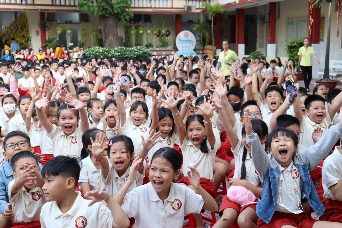 HS Trường Tiểu học Nguyễn Thái Học, Quận 1, TP.HCM hứng khởi ngày trở lại trường