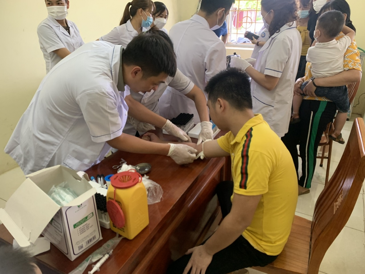 Một buổi lấy máu xét nghiệm sàng lọc bệnh thalassemia cho người dân ngay tại trạm y tế xã