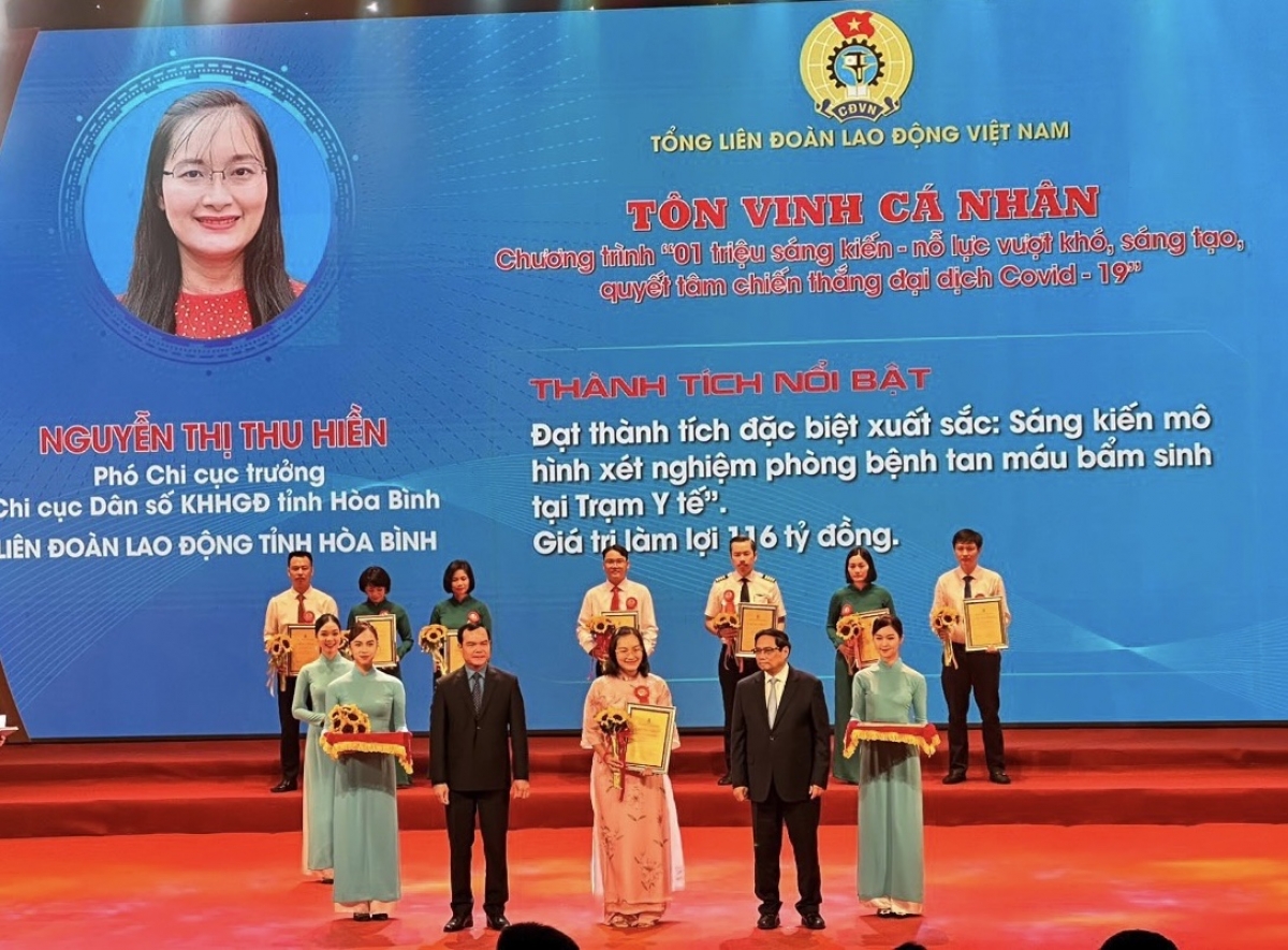BS Nguyễn Thị Thu Hiền tại buổi vinh danh "Chương trình một triệu sáng kiến" do
Tổng Liên đoàn Lao động Việt Nam tổ chức.
