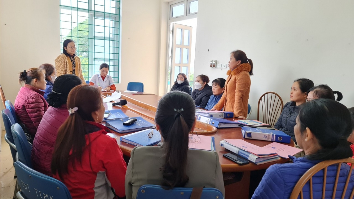 BS Nguyễn Thị Thu Hiền truyền thông, tư vấn bệnh thalassemia tại xã Mãn Đức,
huyện Tân Lạc, tỉnh Hòa Bình