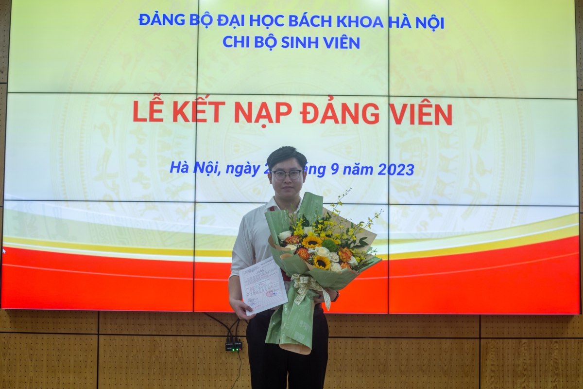 Bùi Công Trí, sinh viên Đại học Bách Khoa Hà Nội tại Lễ kết nạp Đảng viên