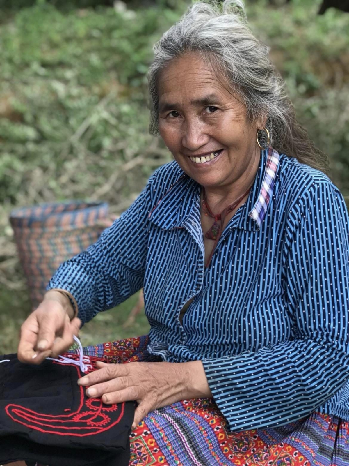 Bà Tàng 70 tuổi - một trong những người cùng A Chu hướng dẫn du khách trải nghiệm những nét văn hóa truyền thống của người H'Mông ở bản Hua Tạt