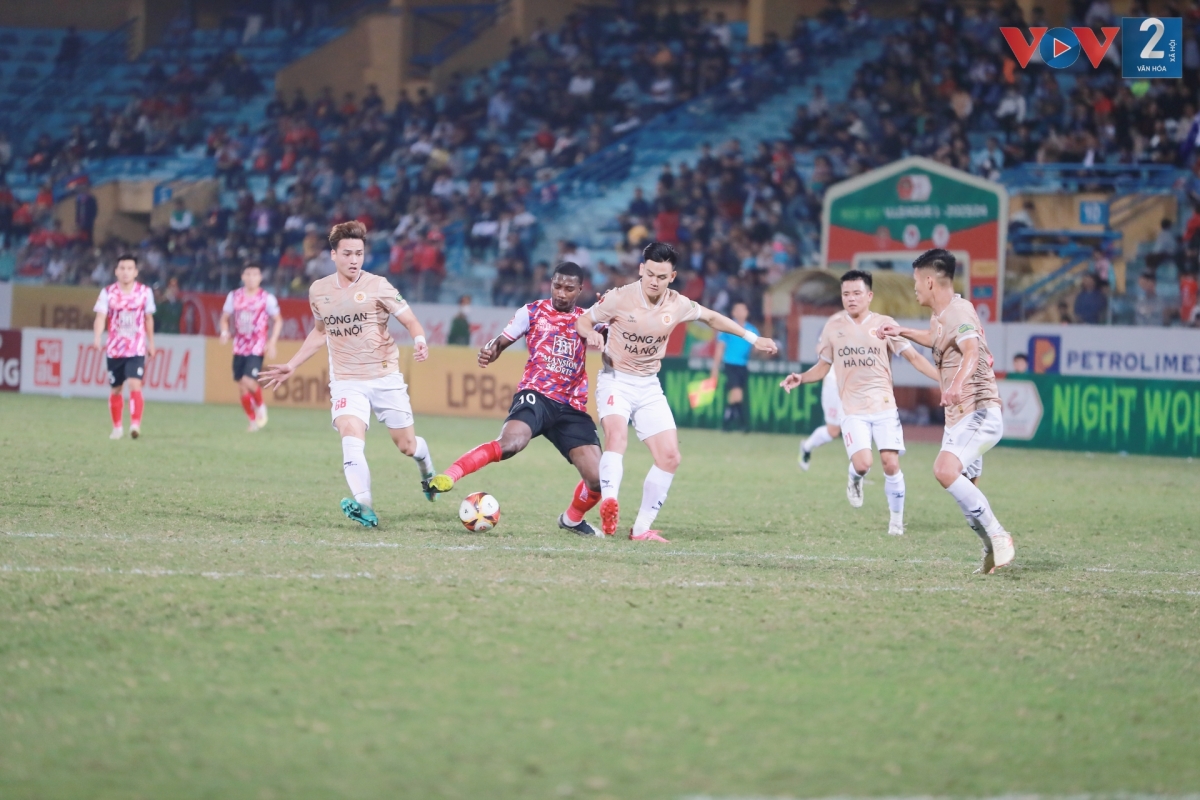 TP Hồ Chí Minh thi đấu đầy quyết tâm trong hiệp 2 nhưng gặp vô số khó khăn trước hàng thủ chơi chặt chẽ của đội chủ nhà