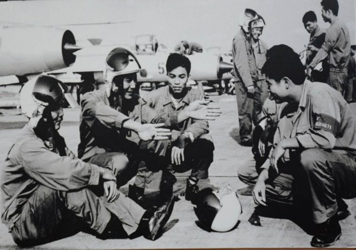 Những người lính phòng không, không quân Việt Nam "rút kinh nghiệm" sau một trận đánh trong chiến dịch 12 ngày đêm năm 1972 (Ảnh: Tư liệu)