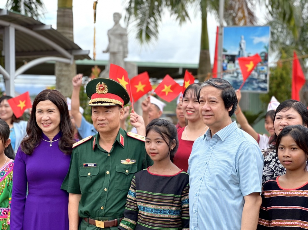Bộ trưởng Nguyễn Kim Sơn thăm Trường Tiểu học Nơ Trang Lơng, huyện Đắk Glong (Đắk Nông)