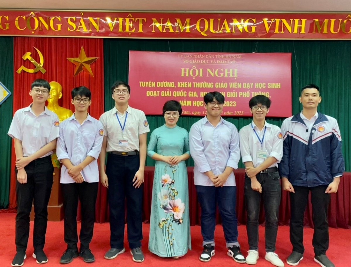 Cô Phạm Thị Trang Nhung và các học sinh đạt giải trong kì thi chọn HSG Quốc Gia môn Vật lý của Tỉnh Hà Nam năm 2023