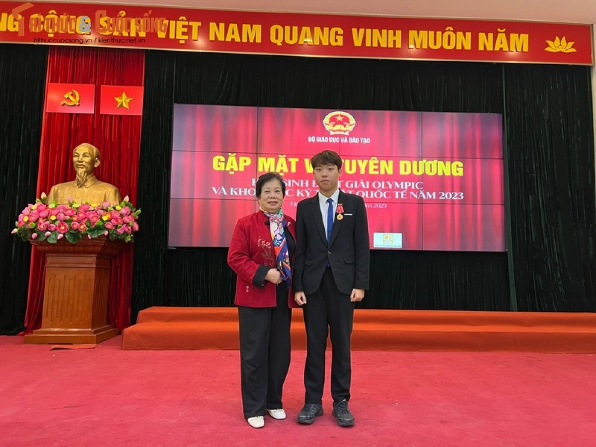 Bà Tuyết Khanh và cháu trai Nguyễn Mạnh Khôi - Huy chương Vàng Olympic Hóa học quốc tế 2023