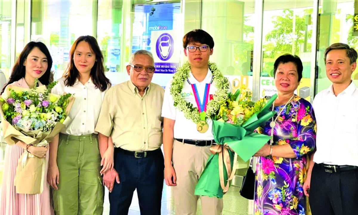 Gia đình đón Nguyễn Mạnh Khôi tại sân bay Nội Bài sau khi giành Huy chương vàng Olympic Hóa học quốc tế 2023