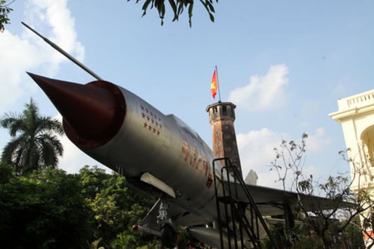 Một máy bay chiến đấu MiG-21 được trưng bày ngoài trời tại Bảo tàng Lịch sử Quân sự Việt Nam