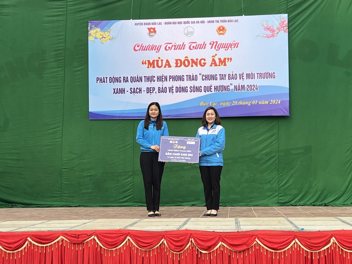 Bà Hứa Thanh Hoa - Bí thư  Đoàn TNCSHCM  ĐHQG Hà Nội( phải ) trao quà cho đại diện Đoàn TNCSHCM huyện Bảo Lạc, Cao Bằng ( 1/2024 )