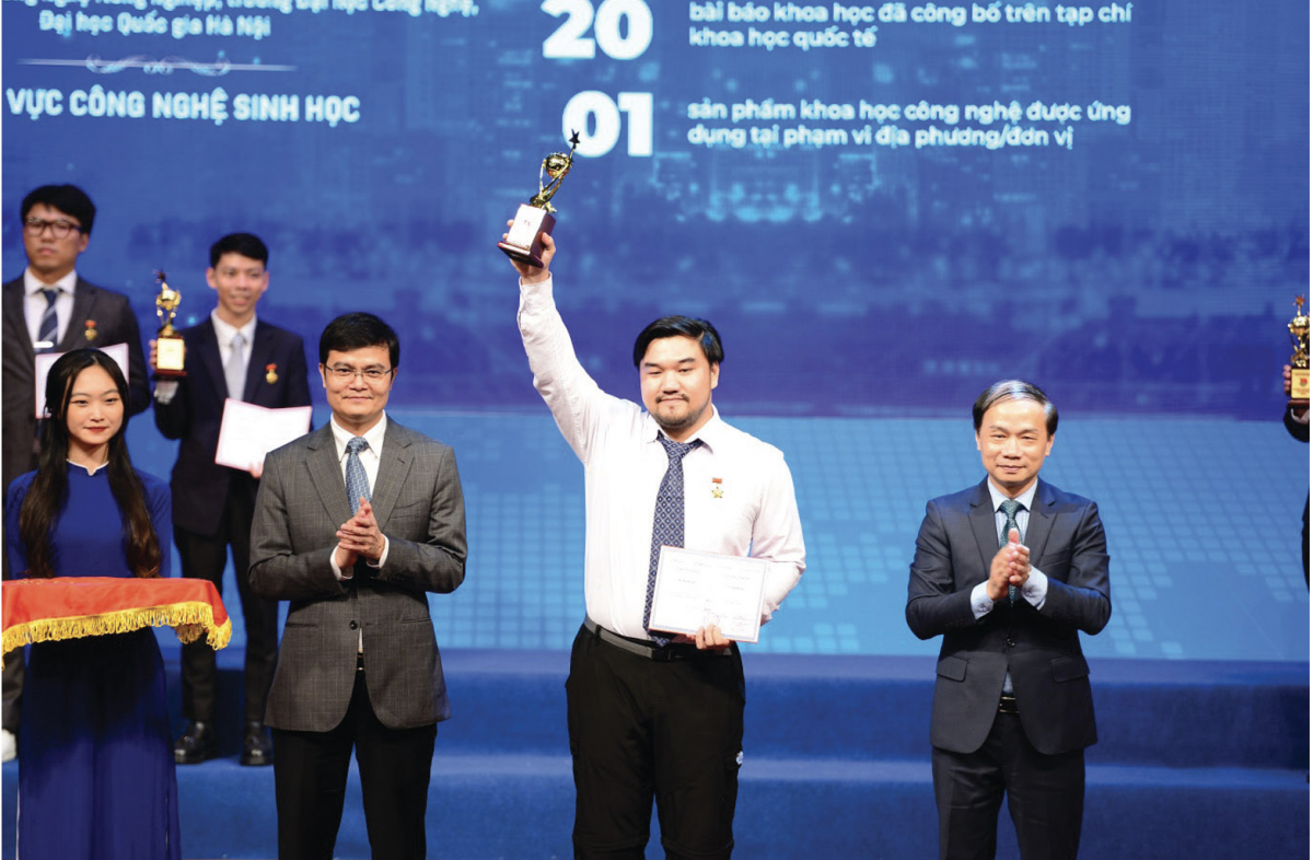 Năm 2022, TS. Chu Đức Hà vinh dự nhận giải thưởng Khoa học công nghệ Quả Cầu Vàng
