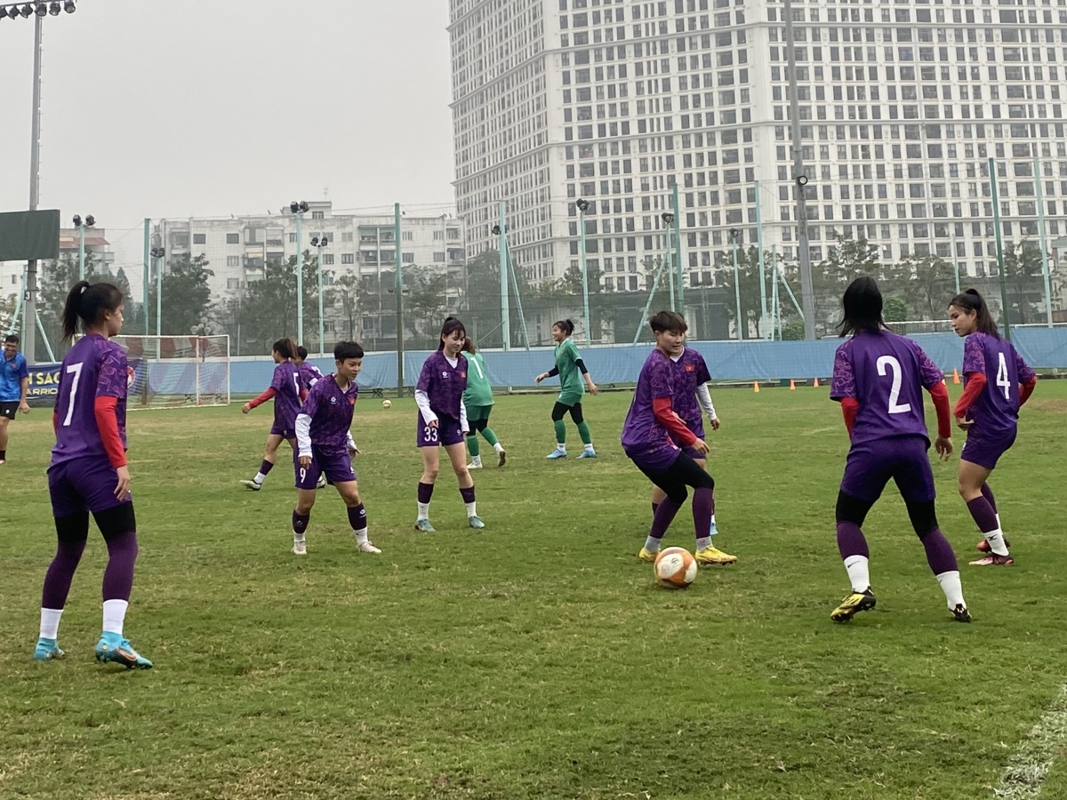 Các cầu thủ ĐT U20 nữ Việt Nam tập luyện tại Trung tâm đào tạo bóng đá trẻ Việt Nam