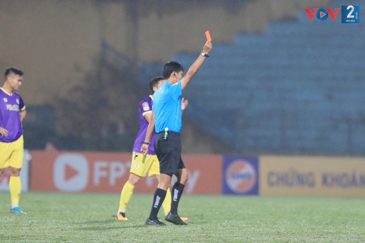 Tấm thẻ đỏ của Timite ở phút thứ 3 khiến TP Hồ Chí Minh gặp vô vàn khó khăn trước Hà Nội FC