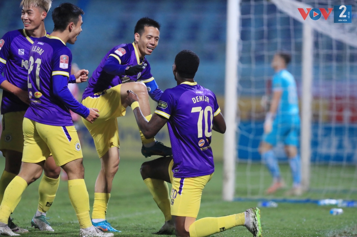 Văn Quyết ấn định chiến thắng 3-1 cho đội chủ sân Hàng Đẫy