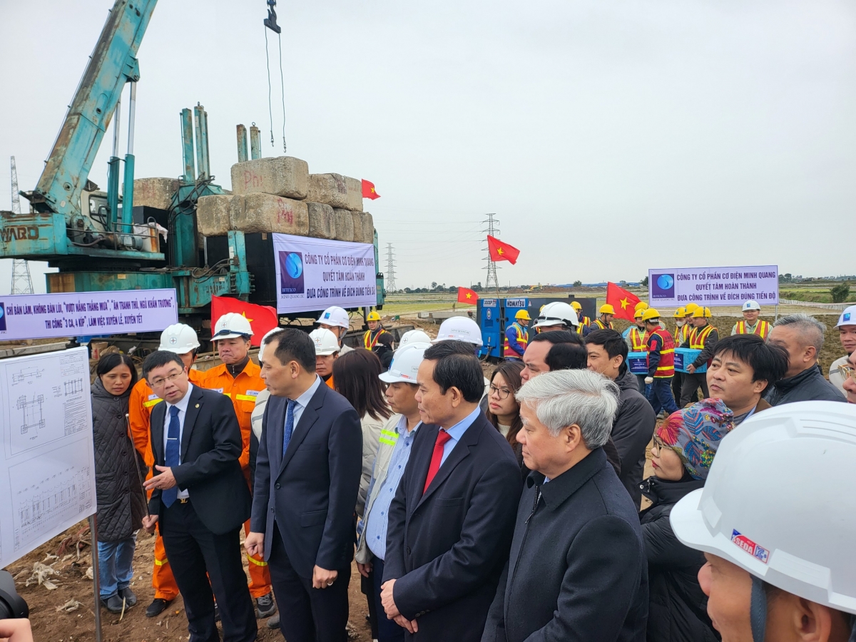 Phó Thủ tướng Trần Lưu Quang và lãnh đạo Bộ, ngành nghe báo cáo  tiến độ dự án