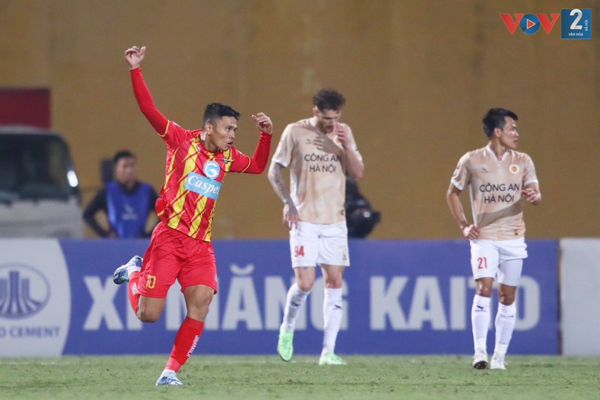 Văn Thắng níu kéo hi vọng cho đội bóng xứ Thanh với bàn rút ngắn tỉ số xuống còn 2-1