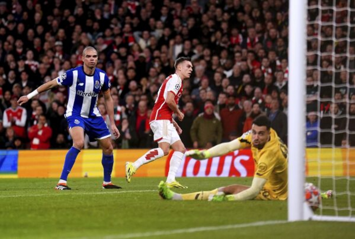 Leandro Trossard loại bỏ sự truy cản của thủ môn Diogo Costa, ghi bàn cho Arsenal