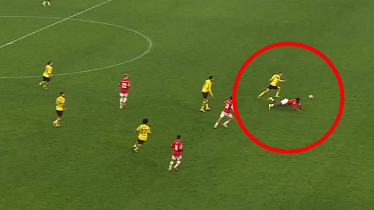 Marco Reus tận dụng sai lầm của hàng phòng ngự của PSV Eindhoven rồi ghi bàn ấn định chiến thắng 2-0 cho Dortmund
