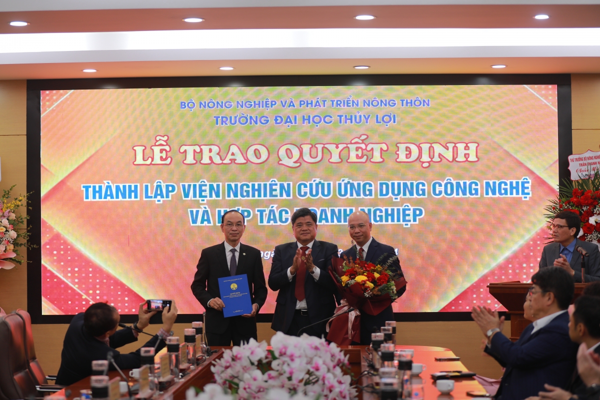 Thứ trưởng Bộ NN&amp;PTNT Trần Thanh Nam trao quyết định thành lập Viện Nghiên cứu Ứng dụng Công nghệ và Hợp tác doanh nghiệp cho Chủ tịch Hội đồng trường và Hiệu trưởng trường ĐH Thủy lợi 