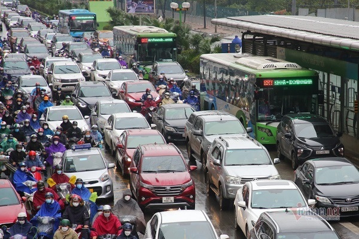 Ô tô cũng như xe máy chen lấn vào làn BRT trong giờ cao điểm (Ảnh nguồn Vietnamnet)