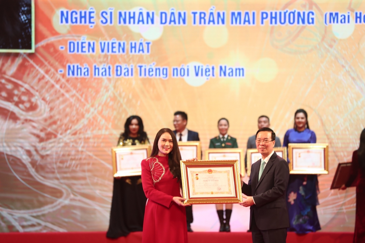 NSND Mai Hoa vinh dự khi được Chủ tịch nước Võ Văn Thưởng trao tặng danh hiệu