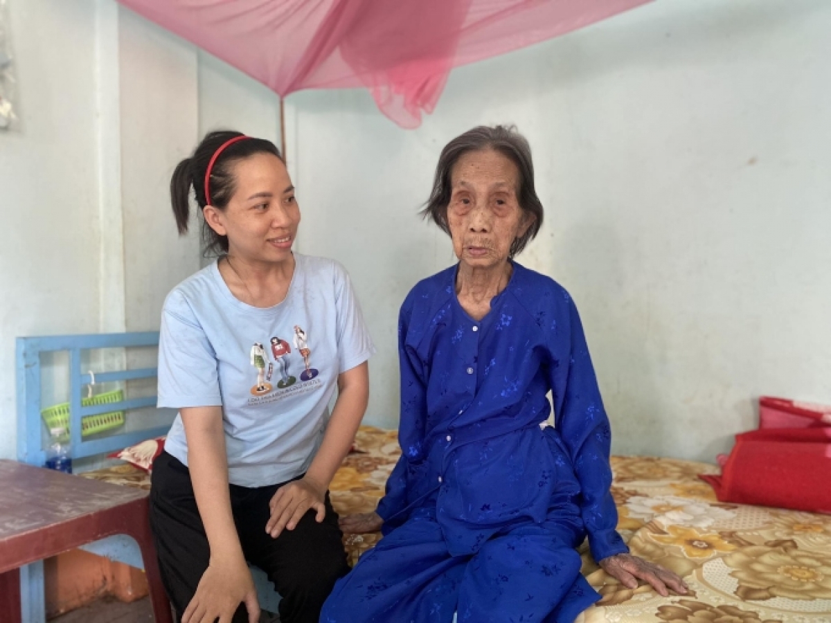 Cụ Trịnh Thị Khơng, 119 tuổi, cùng cháu ngoại ở nhà thuộc xã Bình Lộc, TP Long Khánh, tỉnh Đồng Nai, tháng 3/2024.