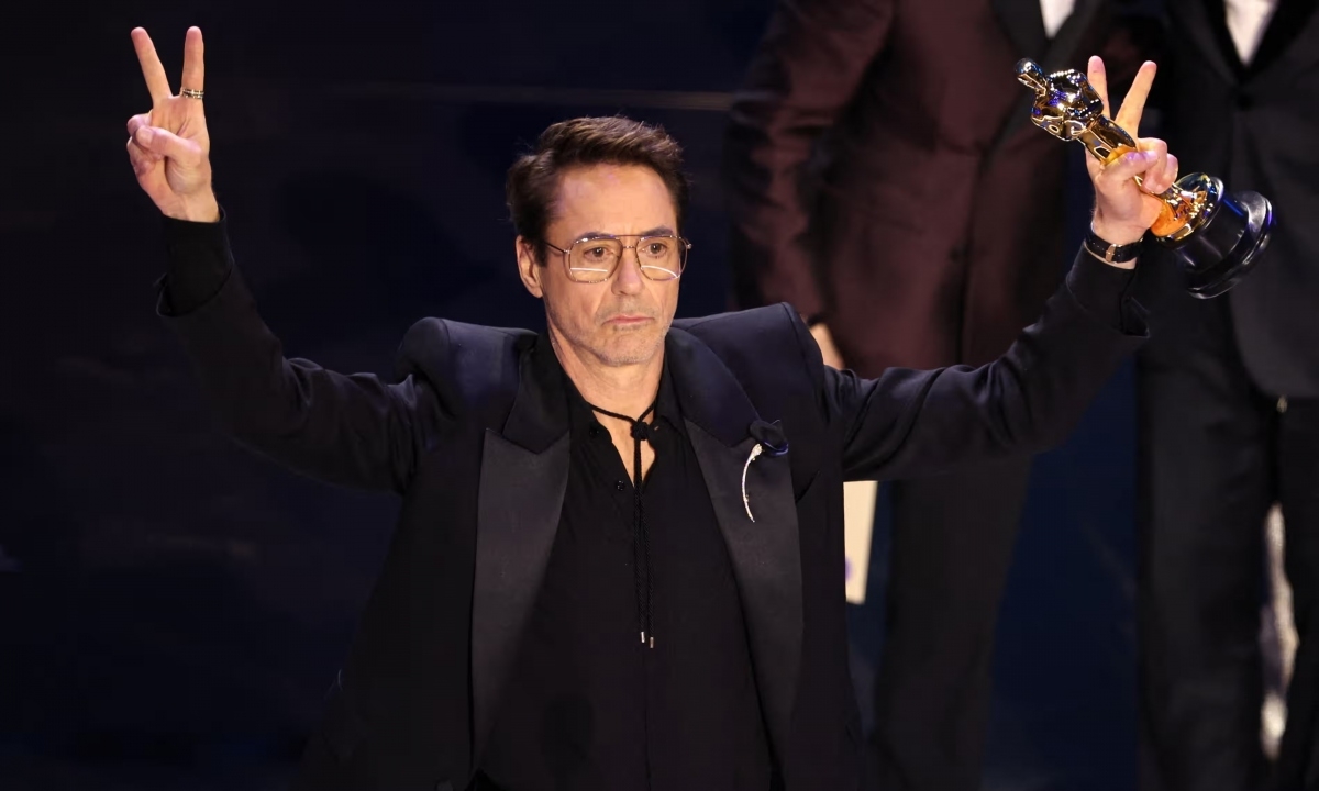 Robert Downey Jr. nhận giải Oscar đầu tiên trong sự nghiệp. Ảnh: Reuters.