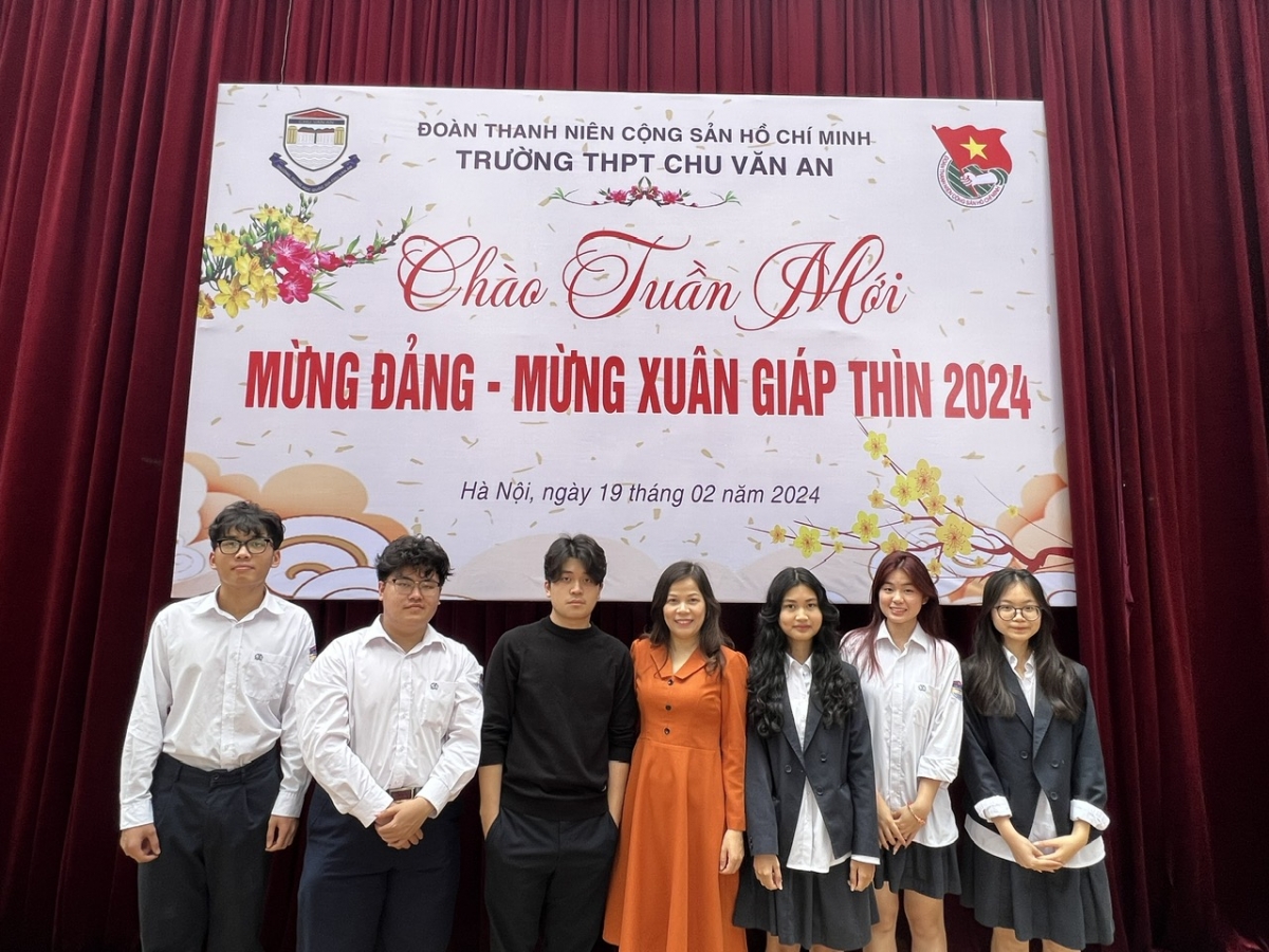 Cô giáo Trần Thị Tuyến - Bí thư Đảng ủy, Phó hiệu trưởng Trường THPT Chu Văn An cùng các học sinh chuẩn bị được kết nạp Đảng năm 2024