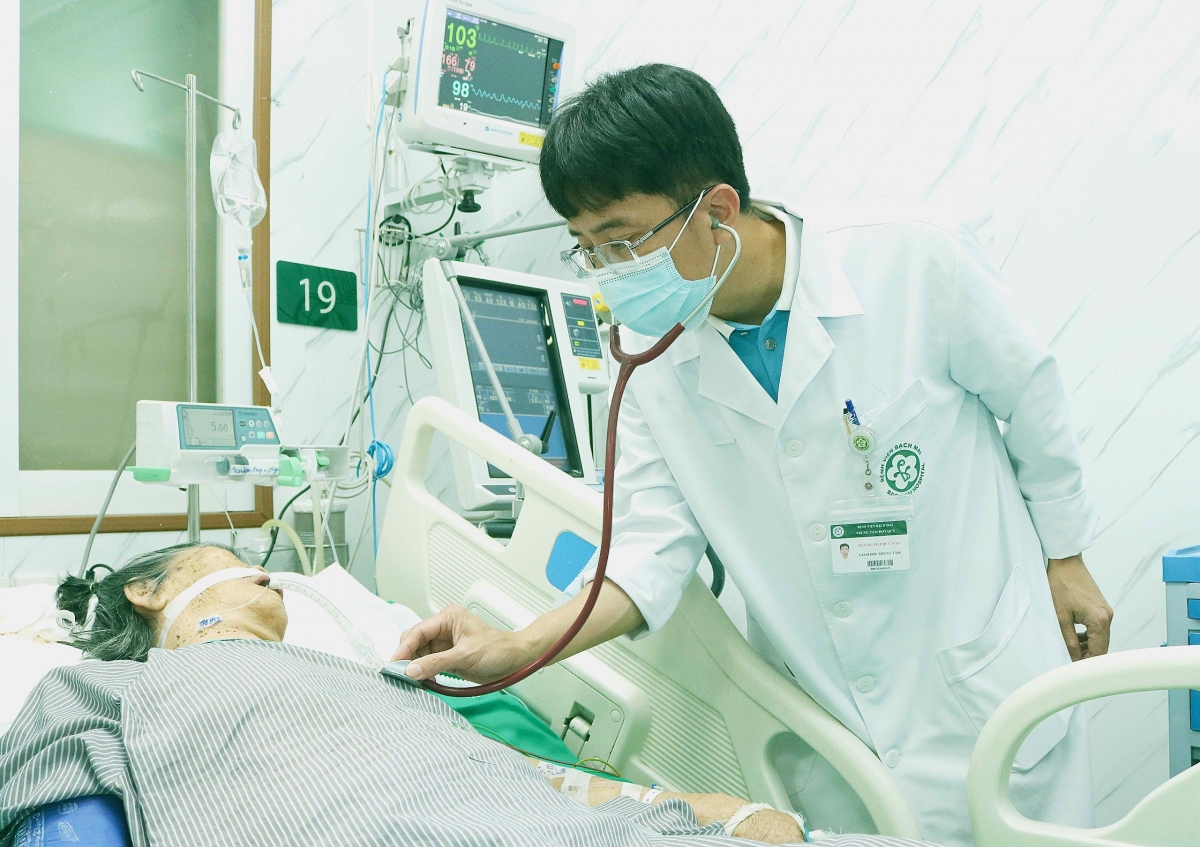 PGS.TS Mai Duy Tôn thăm khám bệnh nhân đột quỵ đang nằm điều trị tại trung tâm