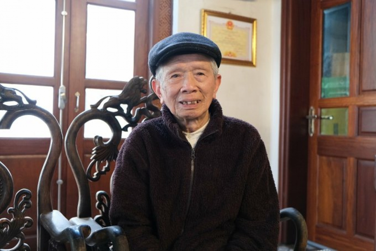 Cụ Nguyễn Ngọc Giao, 98 tuổi, tại nhà riêng ở thôn Hoàng Trạch, xã Mễ Sở, huyện Văn Giang, tỉnh Hưng Yên, ngày 14/3/2024.