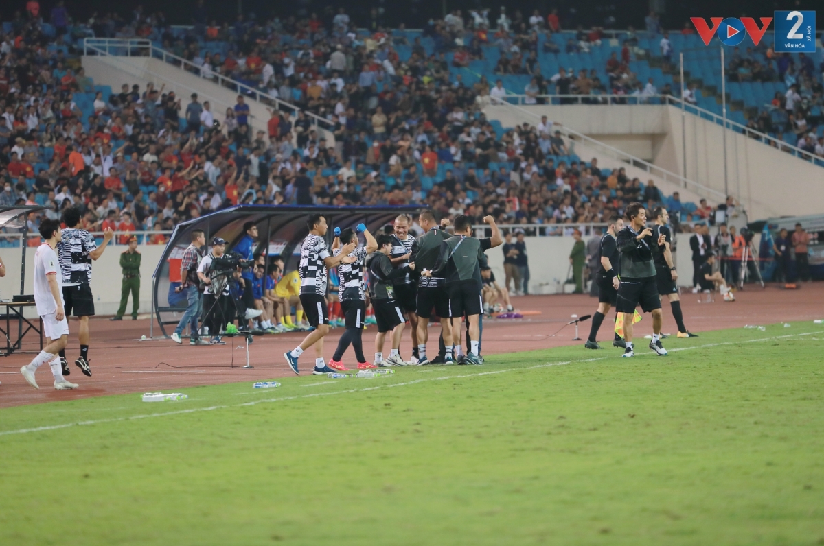 Niềm vui của HLV Shin Tae Yong và các cầu thủ Indonesia khi phá dớp 20 năm không thắng trên sân Mỹ Đình