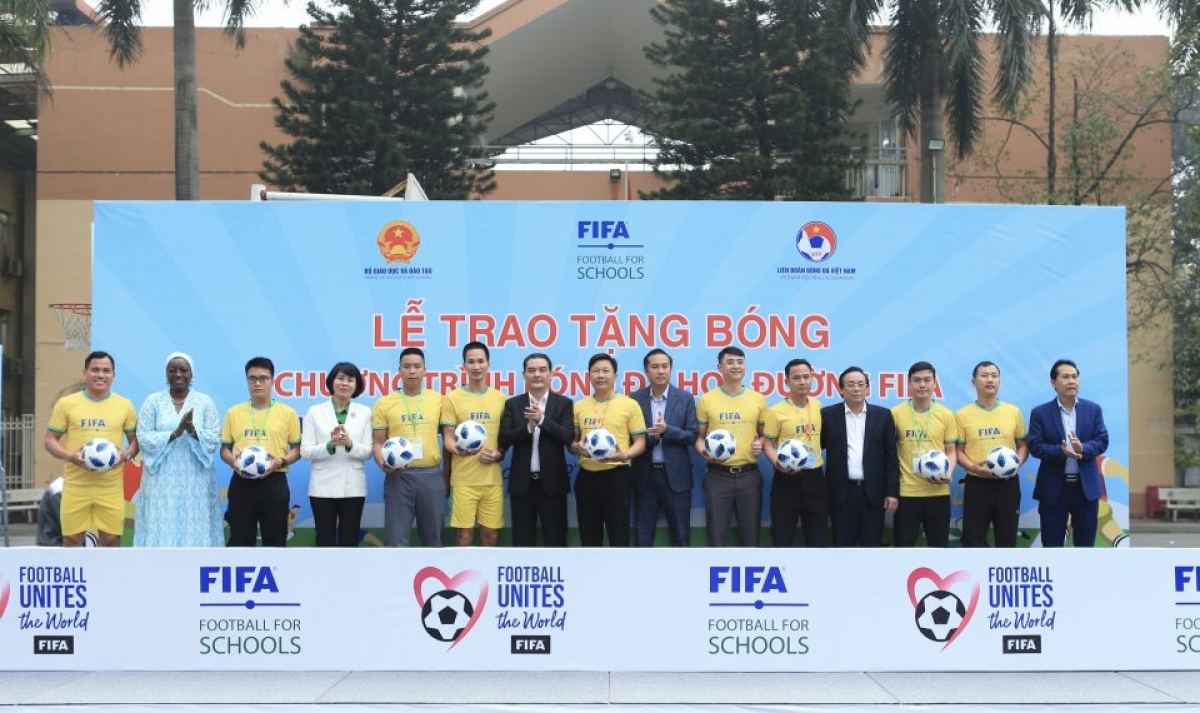 VFF tiếp nhận hơn 50.000 quả bóng từ dự án bóng đá học đường của FIFA