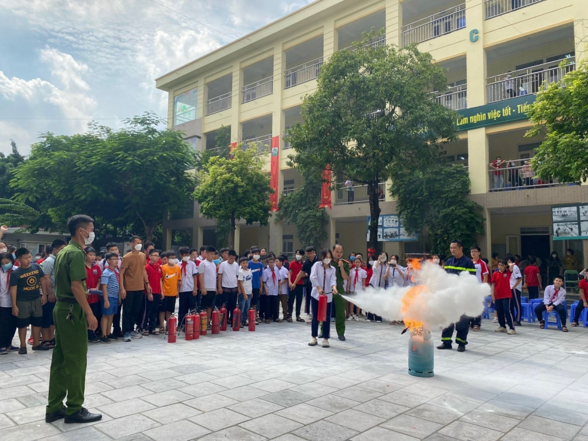 Tại một trường học trên địa bàn quận Cầu Giấy (Hà Nội), sau khi nghe kiến thức vè PCCC, học sinh được thực hành các kỹ năng cần thiết khi xảy ra hỏa hoạn.