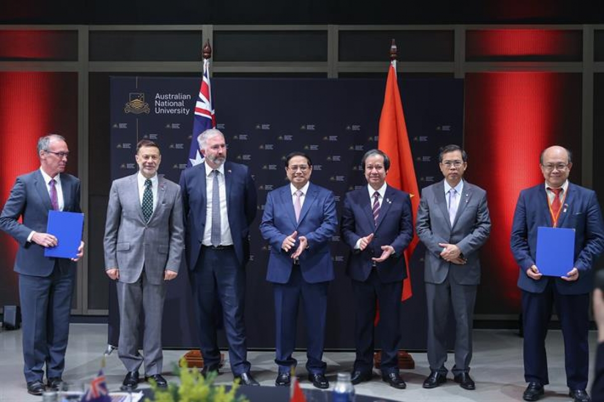 Thủ tướng Phạm Minh Chính, Bộ trưởng Bộ GD ĐT Nguyễn Kim Sơn chứng kiến trao thỏa thuận hợp tác giữa các cơ sở giáo dục đại học Việt Nam và Australia