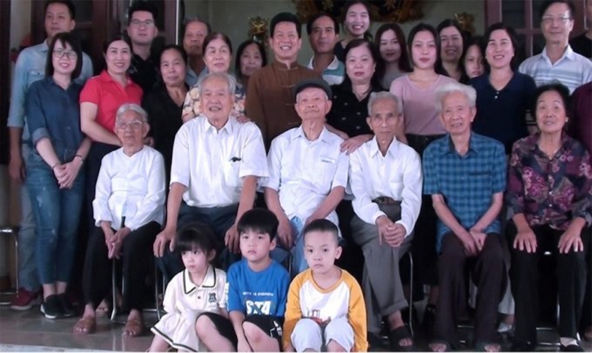 Hàng giữa từ phải sang: cụ Nguyễn Ngọc Giao (98 tuổi), Nguyễn Ngọc Hoàn (95 tuổi), Nguyễn Ngọc Quỳnh (100 tuổi) và Nguyễn Ngọc Can (91 tuổi) chụp ảnh cùng con cháu trong ngày giỗ bố, tháng 10/2023.