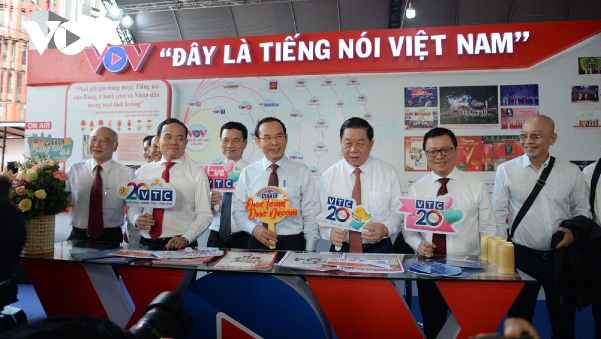 Các đại biểu thăm gian hàng của Đài Tiếng nói Việt Nam
