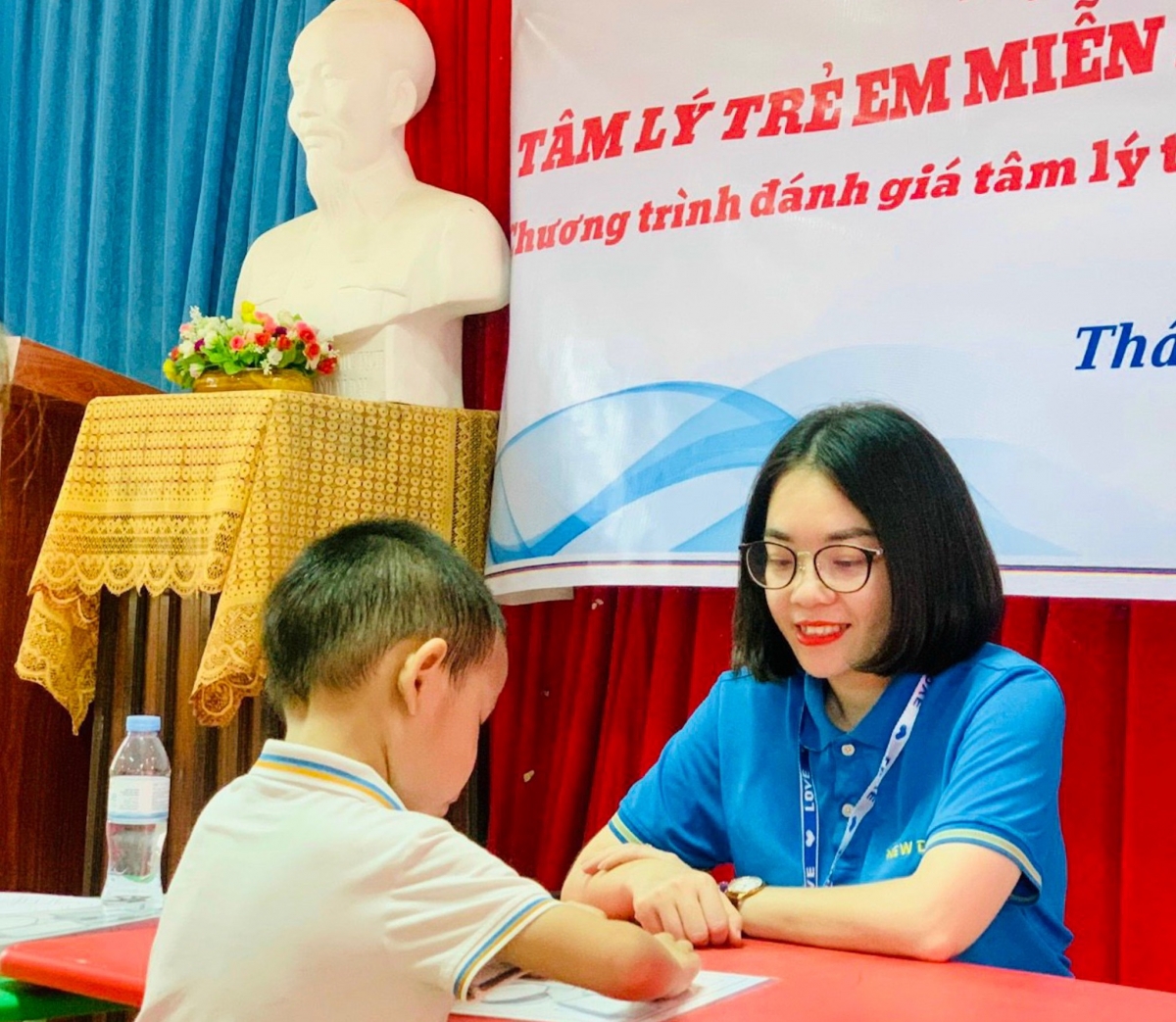 Th.s Nguyễn Thị Hà, Phó Giám đốc Trung tâm giáo dục trẻ em Ngày Mới trong công việc rèn luyện kĩ năng cho trẻ em.