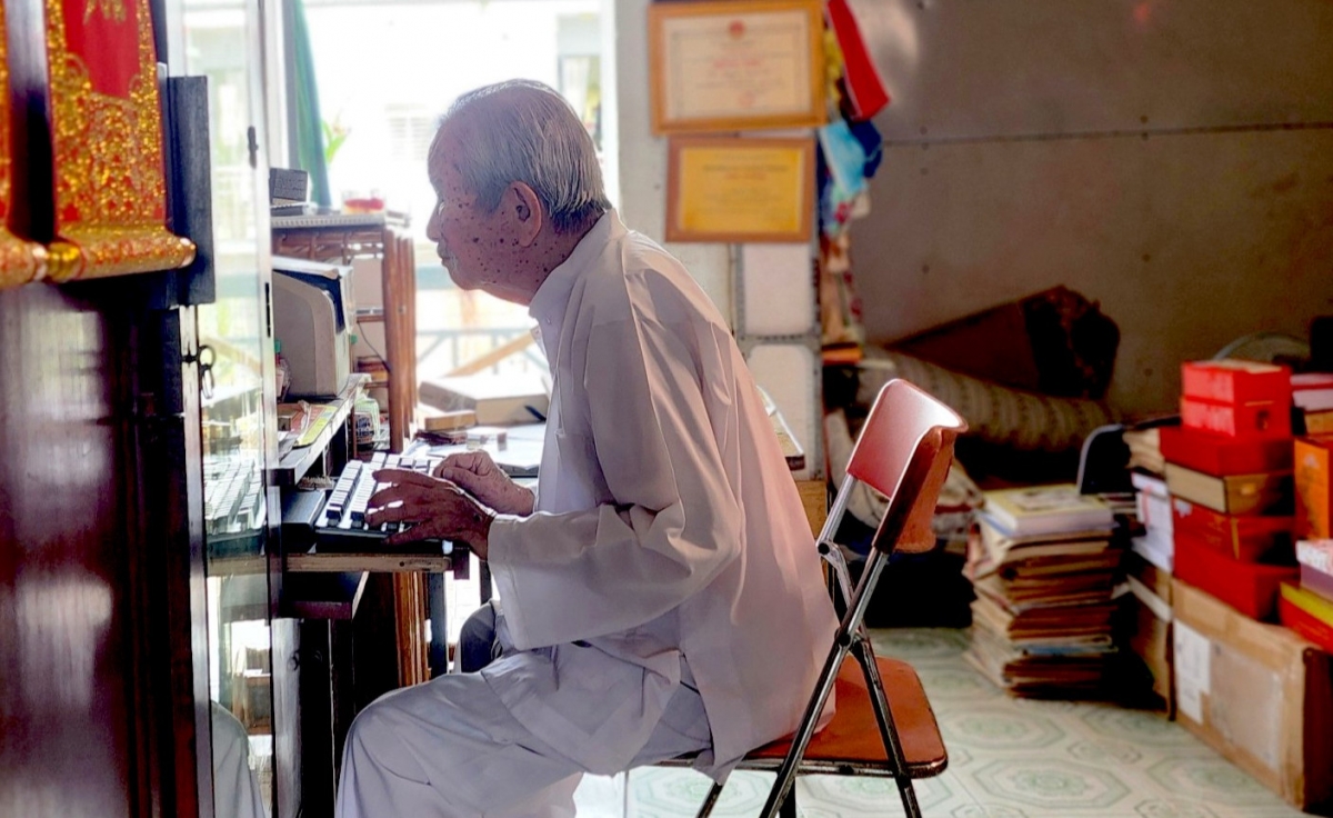 95 tuổi, cụ Tư học gõ máy vi tính