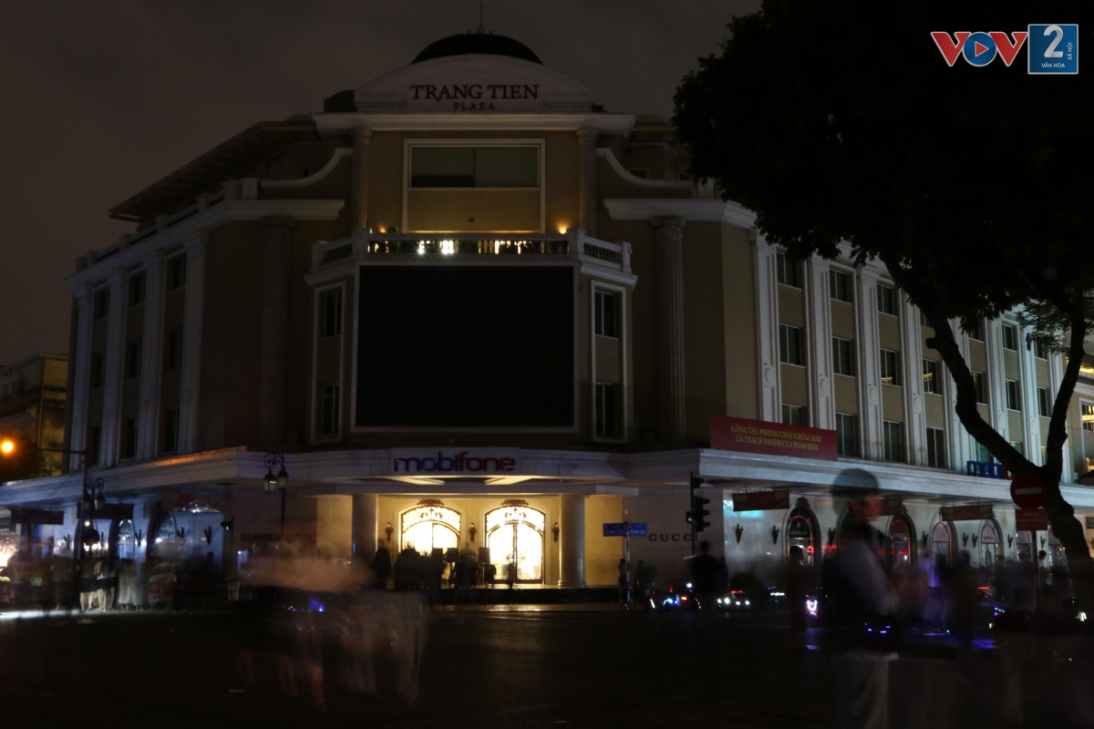 Đèn trang trí toà nhà Tràng Tiền Plaza cũng được tắt trong 1 giờ.