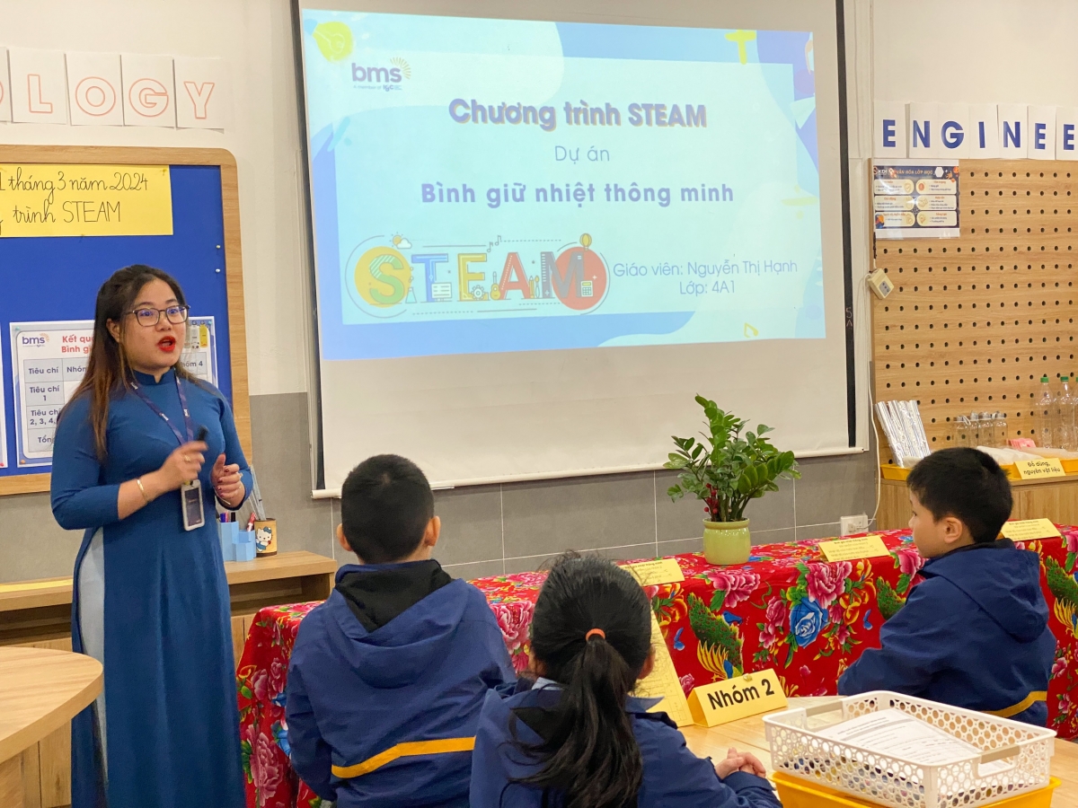 Học sinh lớp 4A1 tiểu học Ban Mai chia nhóm để sẵn sàng cho những trải nghiệm của giờ học STEM.