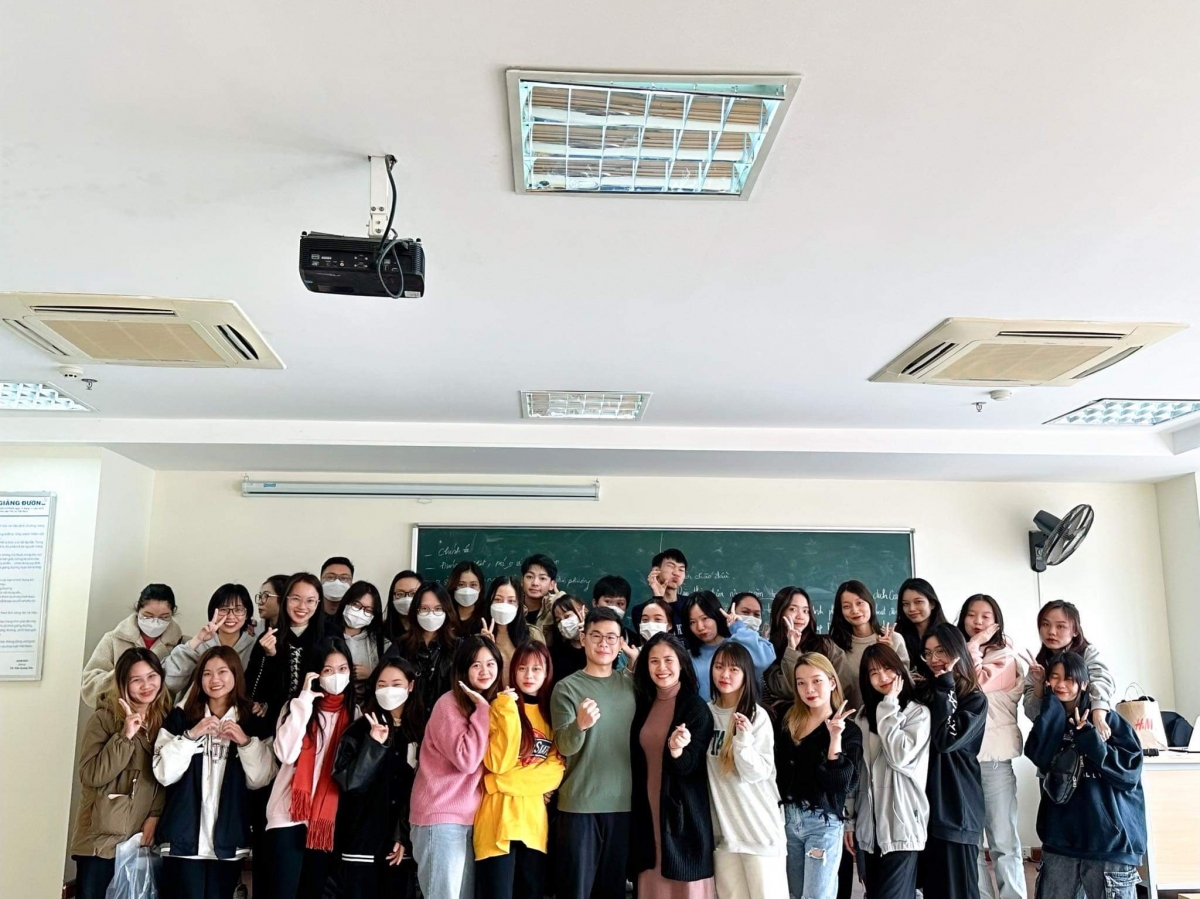 MC Kim Phượng cùng lớp học viên của mình.