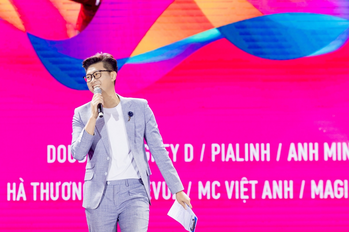 Để làm chủ sân khấu, các MC như Việt Anh cần không ngừng hoàn thiện bản thân.