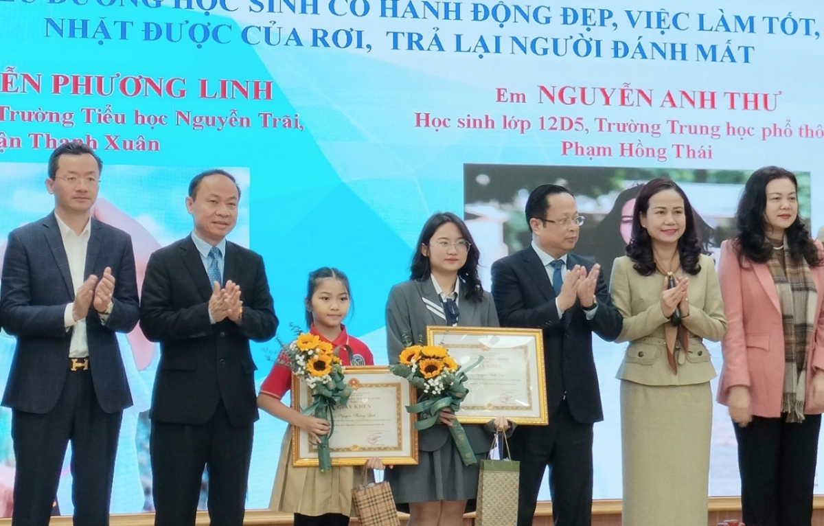 Lãnh đạo Sở GD-ĐT tuyên dương, khen thưởng hai học sinh Nguyễn Phương Linh và Nguyễn Anh Thư
