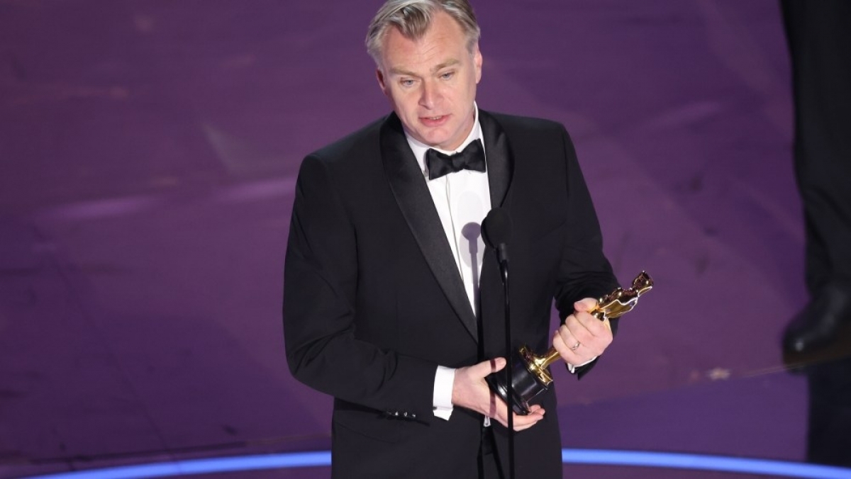 Christopher Nolan phát biểu khi nhận giải Đạo diễn xuất sắc nhất. Ảnh: Variety