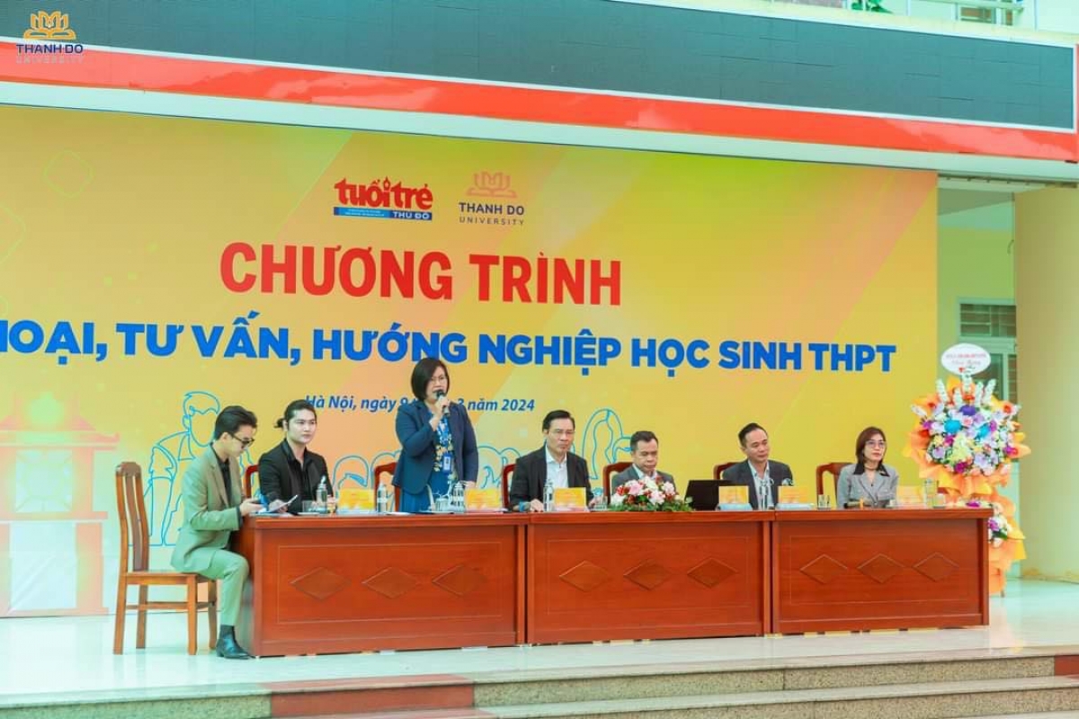 TS. Nguyễn Thúy Vân - Phó Hiệu trưởng trường Đại học Thành Đô trả lời câu hỏi của thí sinh 