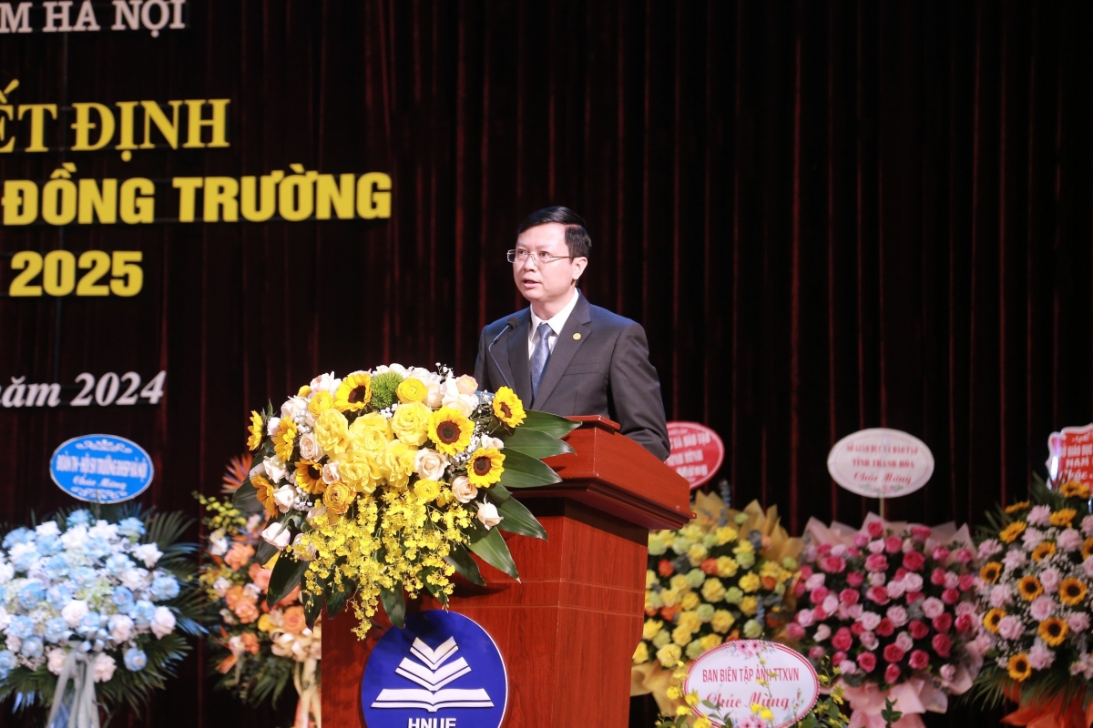 Tân chủ tịch Hội đồng trường Đại học Sư phạm Hà Nội phát biểu tại buổi lễ,