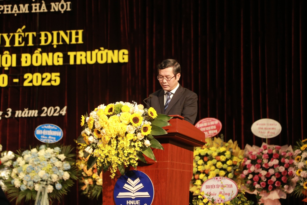 Thứ trưởng Bộ GD&amp;ĐT Nguyễn Văn Phúc phát biểu tại Lễ công bố Quyết định công nhận Chủ tịch Hội đồng trường Đại học Sư phạm Hà Nội.