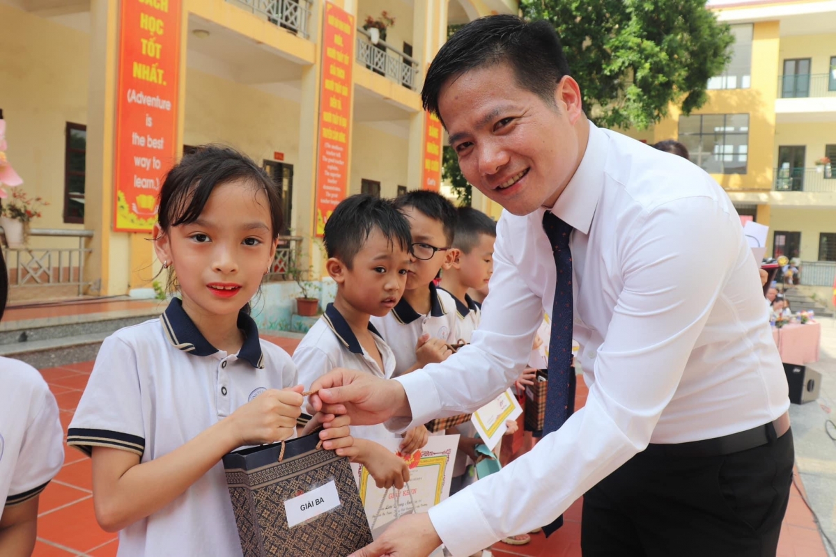 Thầy hiệu trưởng Đào Chí Mạnh trong một hoạt động cùng học sinh.