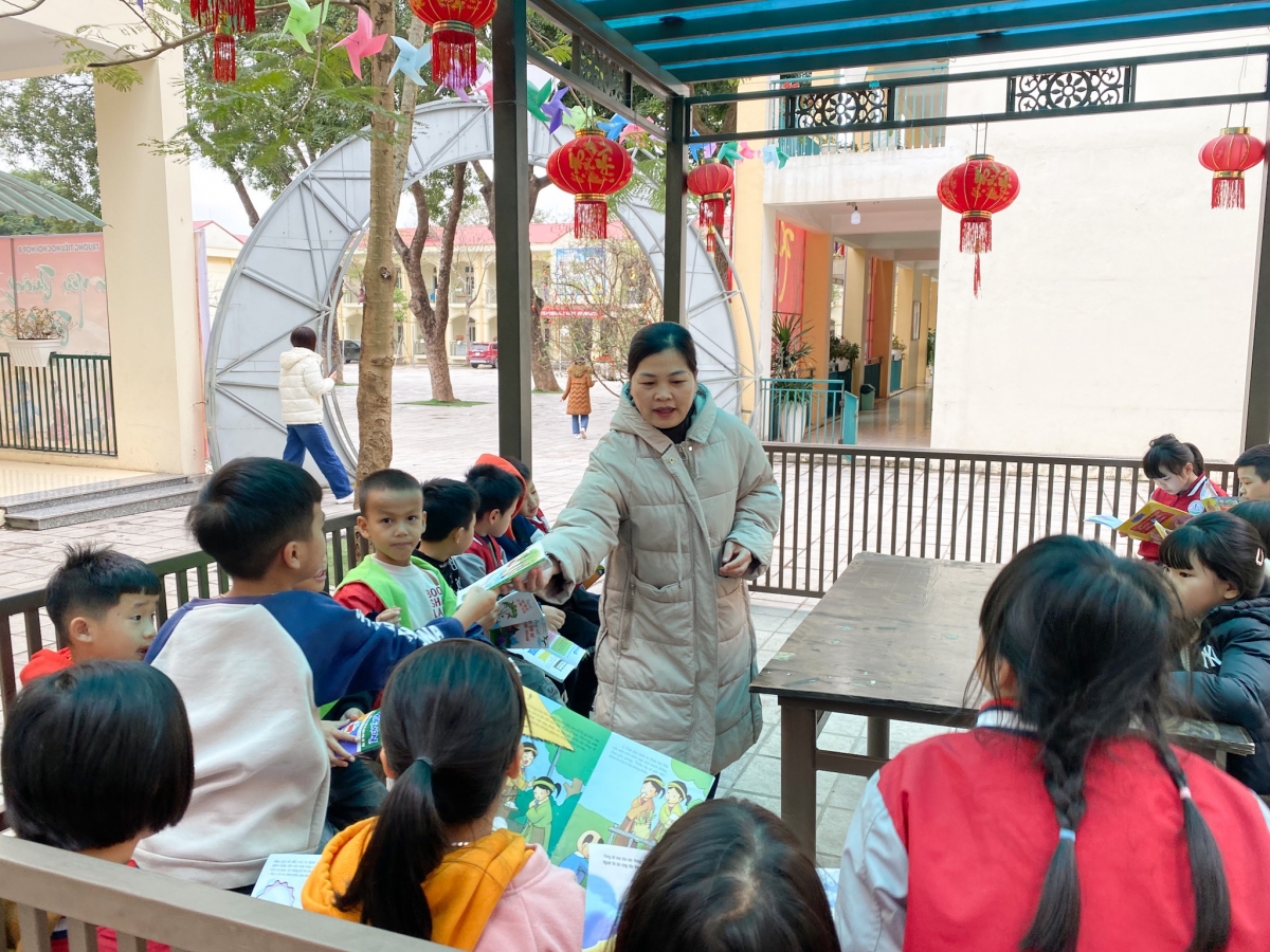 Những giờ đọc sách đầy hứng khởi của cô và trò tiểu học Hội Hợp B, thành phố Vĩnh Yên, tỉnh Vĩnh Phúc.