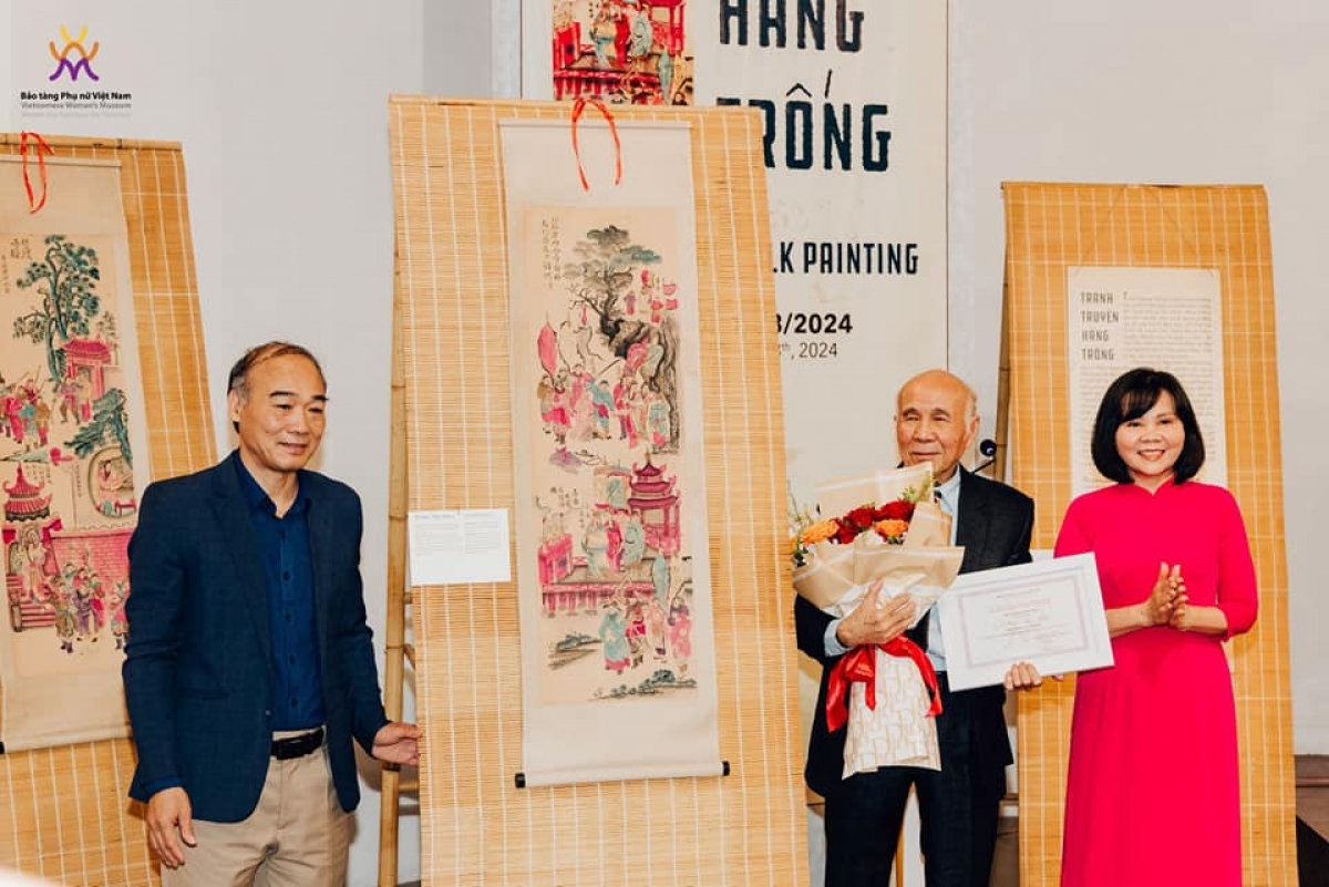 Họa sĩ Phan Ngọc Khuê trao tặng Bảo tàng Phụ nữ Việt Nam bộ tranh "Chiêu Quân cống Hồ"